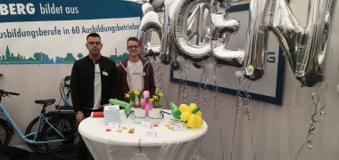 Frühlingsfest mit Gewerbeschau 2018: Stand der Gemeinde mit zwei Auszubildenden besetzt. Stand 2018 Ricki und Lirim.jpg