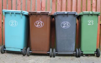 Bunte Mülltonnen in Reihe