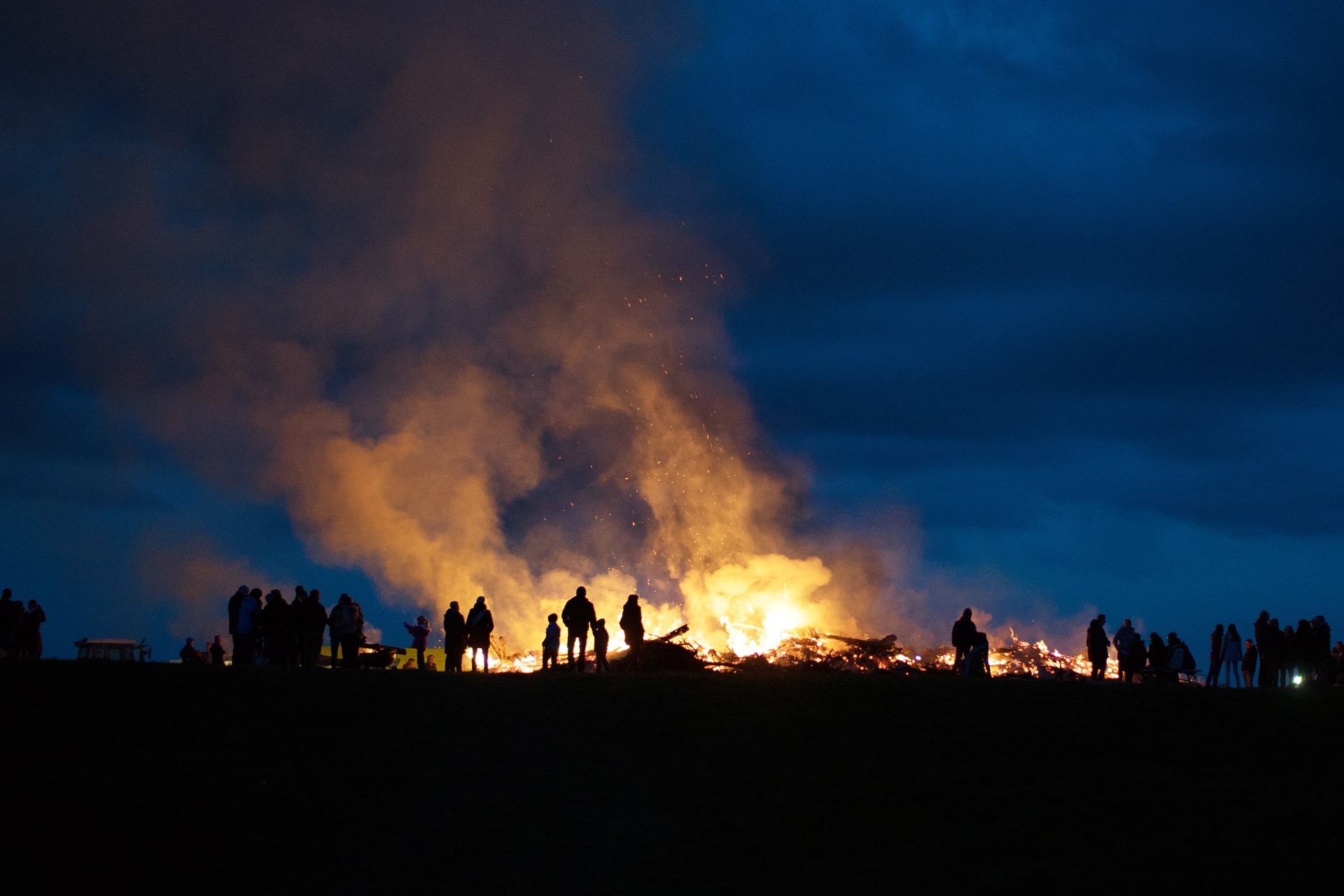 Großes Feuer im Rahmen des Osterfeuers in der Nacht