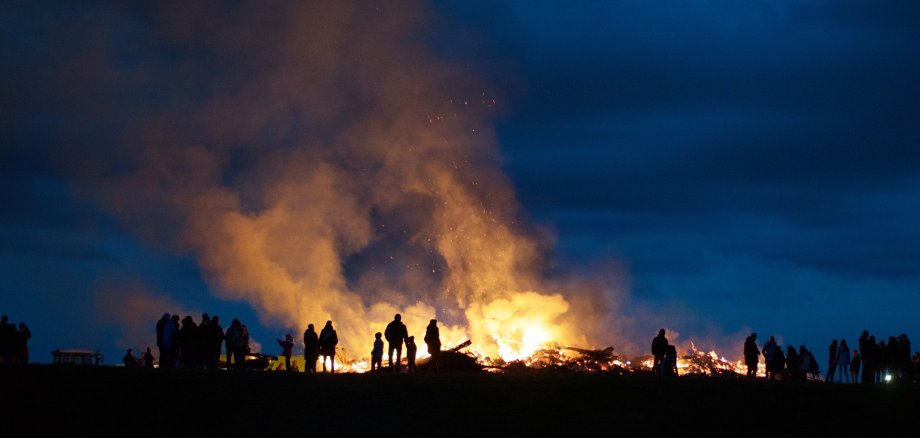 Großes Feuer im Rahmen des Osterfeuers in der Nacht