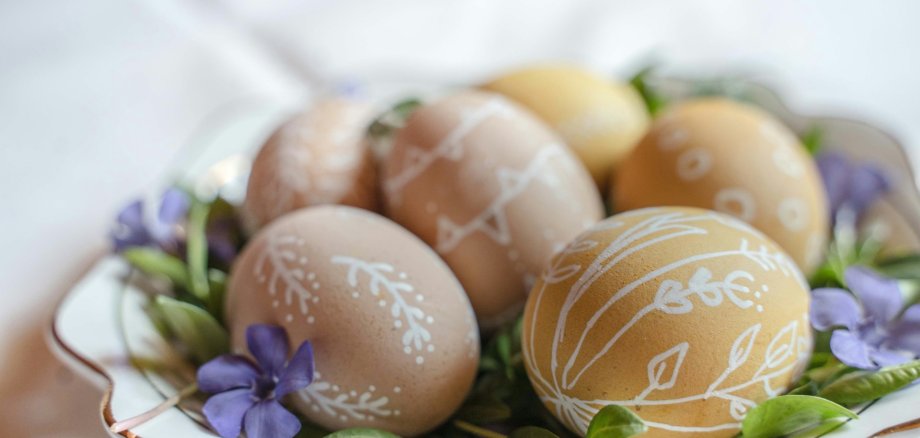 natürlich gefärbte Eier mit floralen Mustern, sowie einem Ostergruß der Gemeinde Langenberg.