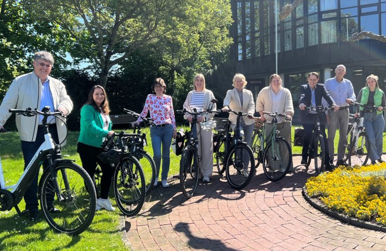 Das Rathaus-Team "Rathaus-Radler" präsentiert sich mit den Fahrrädern vor dem Rathaus. 