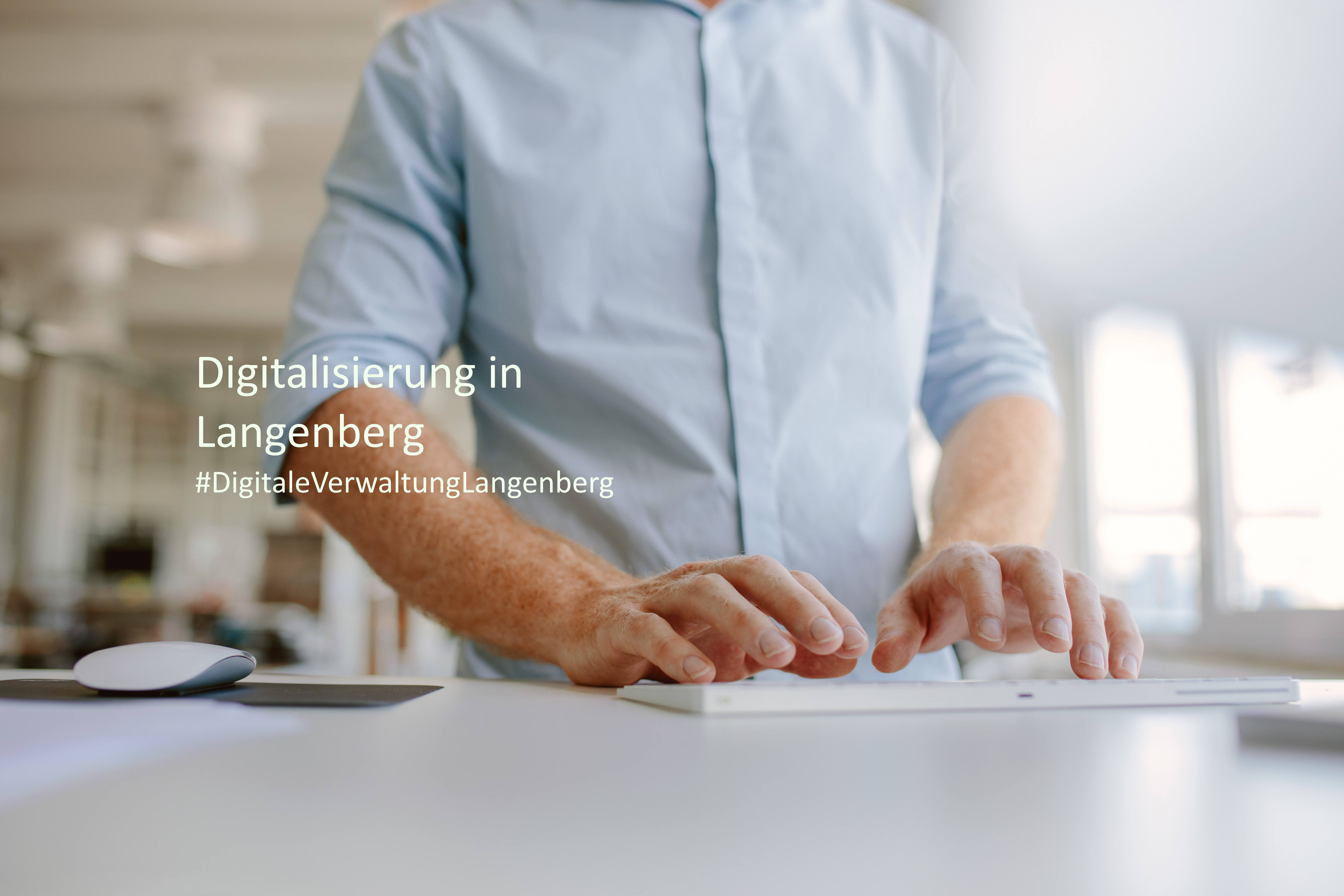 Barrierefreier Test Mensch im Büro mit Tastatur