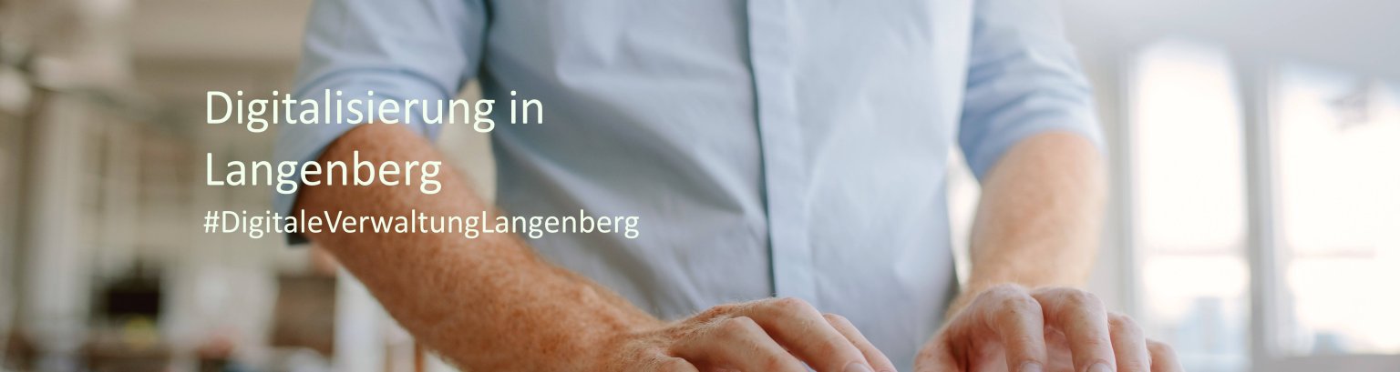 Mensch im Büro und an der Tastatur