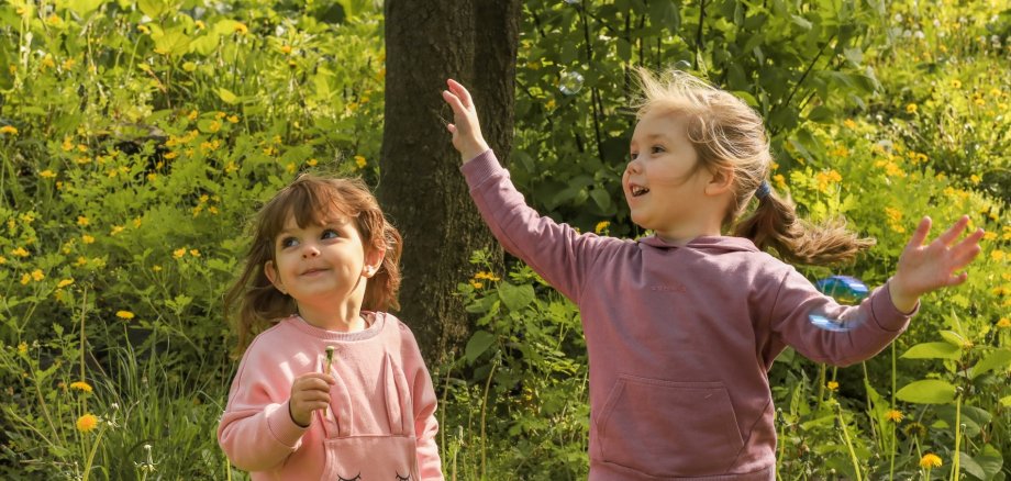Zwei Kinder die spielen