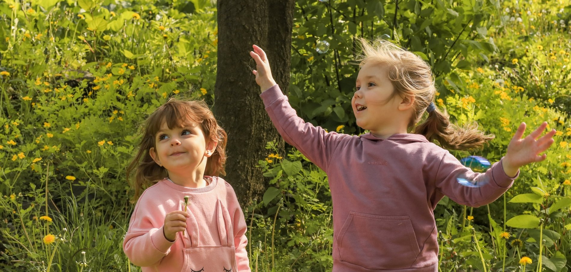 Zwei Kinder die spielen