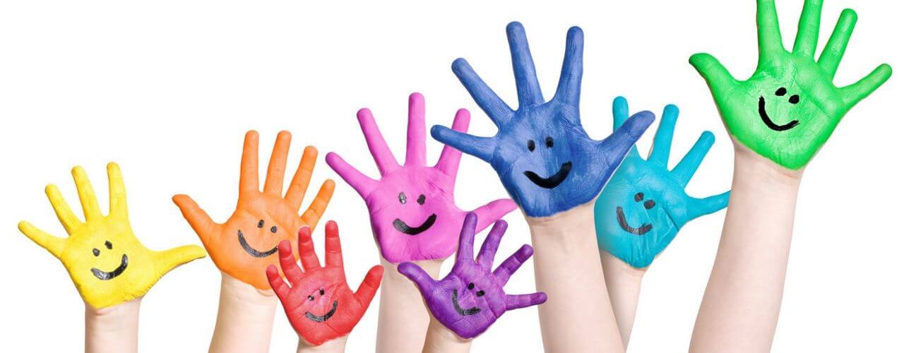 bunte Hände mit gezeichneten Smileys