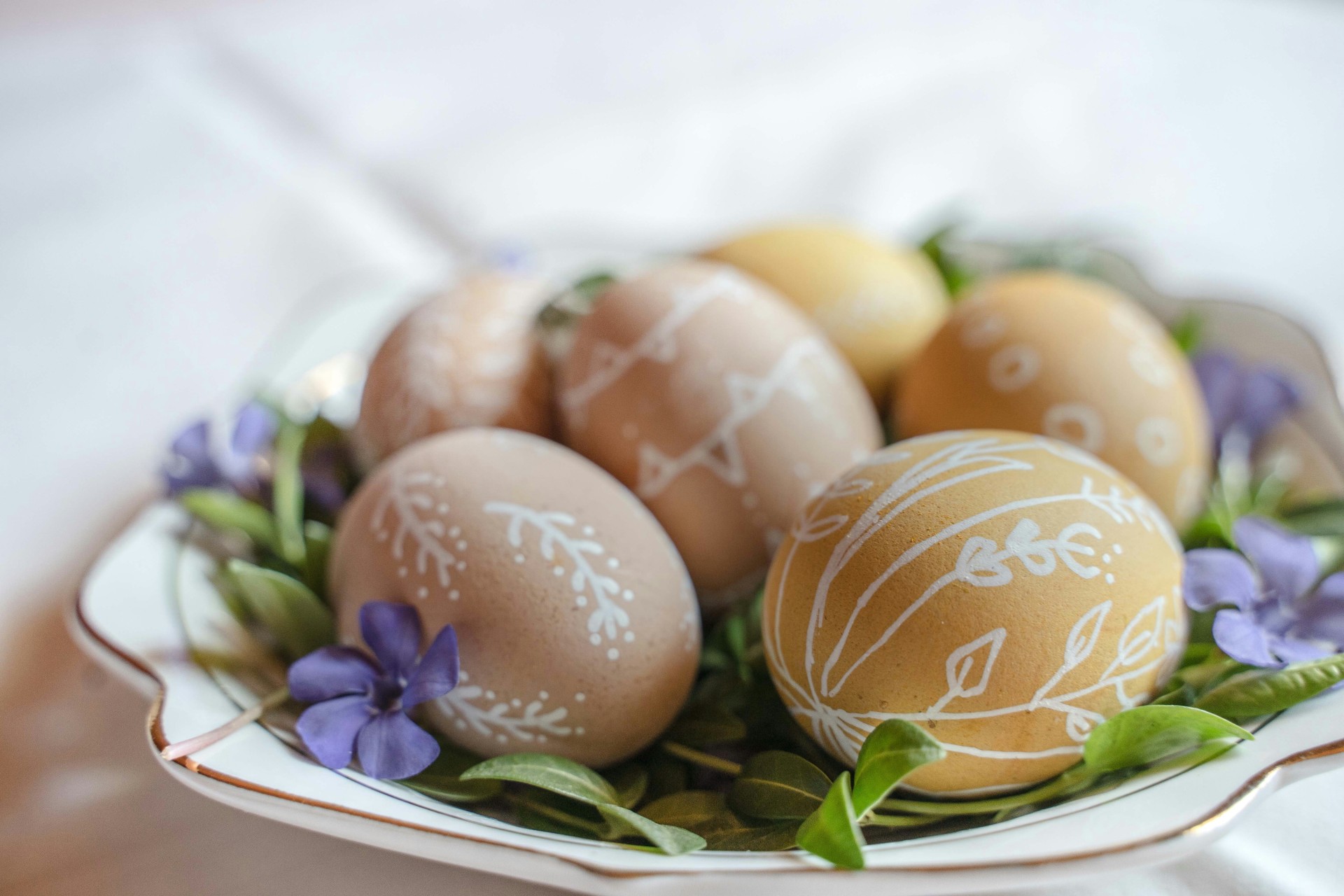 natürlich gefärbte Eier mit floralen Mustern, sowie einem Ostergruß der Gemeinde Langenberg.