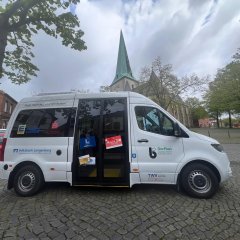 Dorfbus - bereit zum Einsteigen.