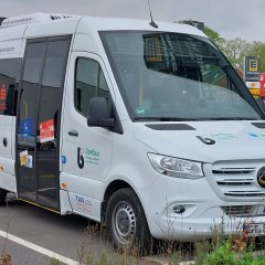 Dorfbus von der Seite.