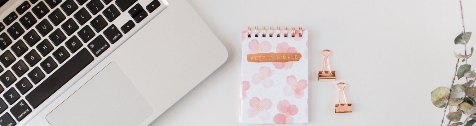 Laptop mit Kaffee und Notizen 