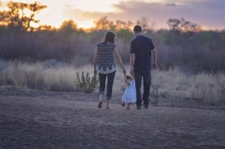 Familie Sparziergang in der Natur