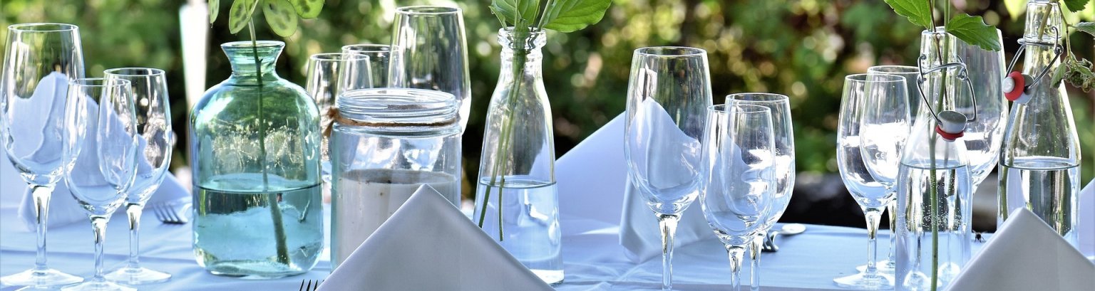Fröhlich bunt gedeckter Tisch für festlichen Anlass