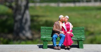 Figuren als Senioren auf einer Bank