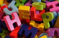 bunte Holzbuchstaben die das Wort HELP bilden