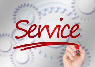 Service mit rotem Stift geschrieben und einer Hand die den Stift hält